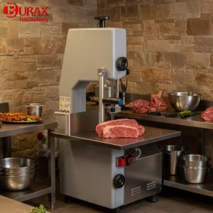 یک دستگاه ارّه استخوان بر یا گوشت بر در حال برش گوشت متعلق به تجهیزات آشپزخانه صنعتی ماشین آلات صنایع غذایی تجهیزات حرفه ای آشپزخانه تجهیزات آشپزخانه براکس