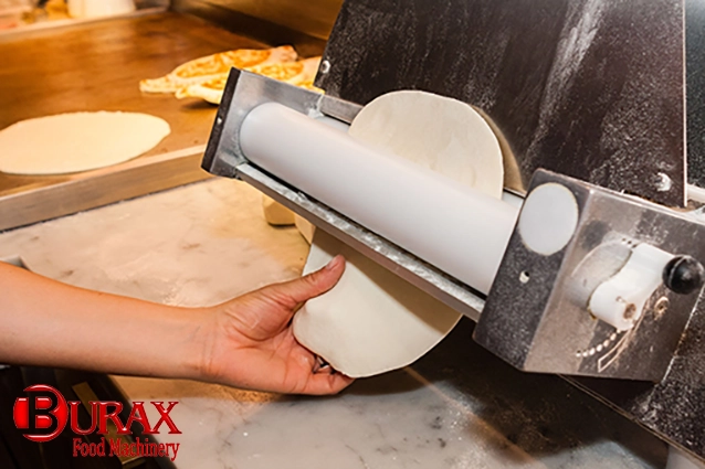 بررسی تخصصی خمیر پهن کن مورب BURAX مدل RBM-40A؛ تحولی در سرعت و کیفیت پیتزا